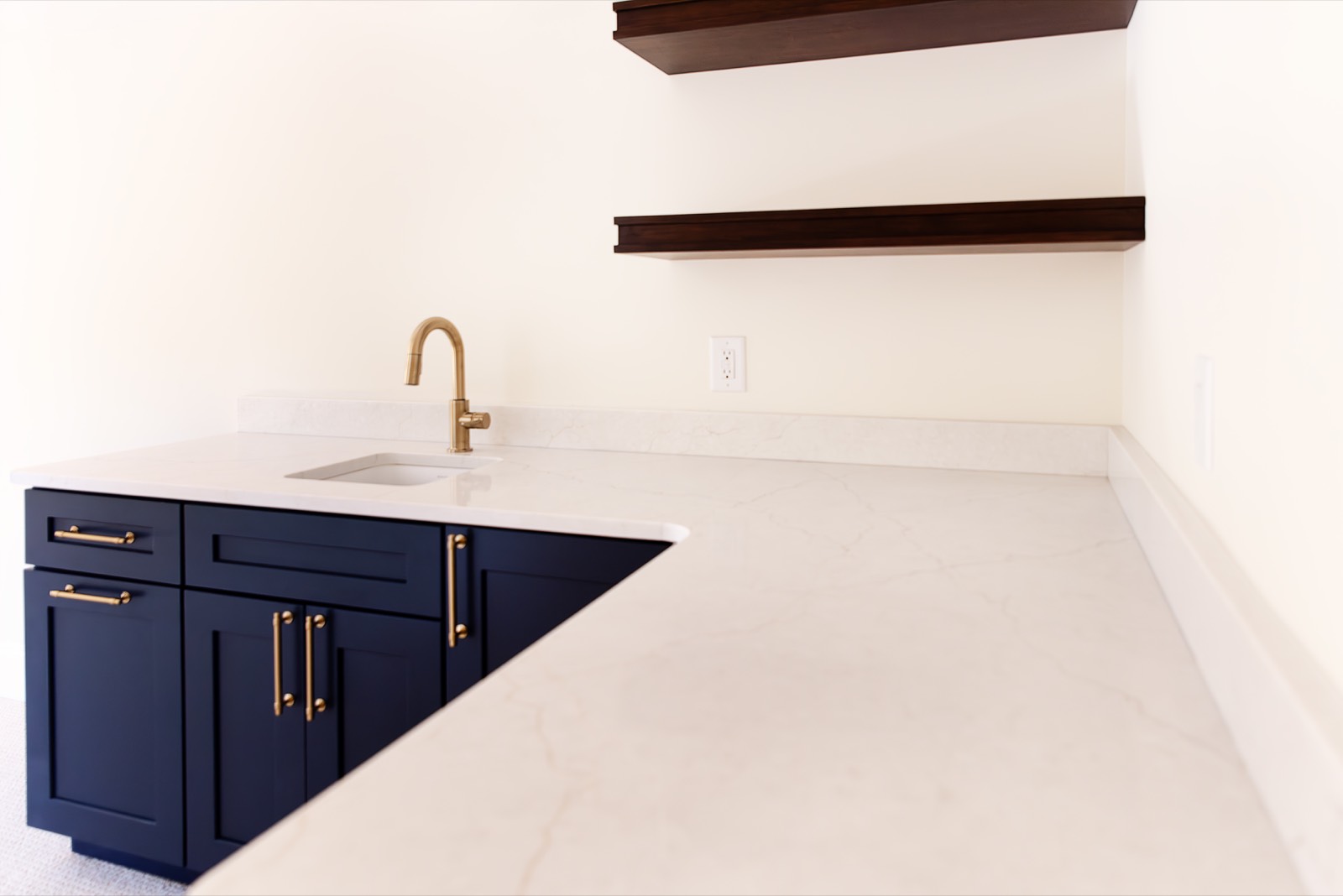 Bar countertop in Calacatta Miraggio Cove quartz