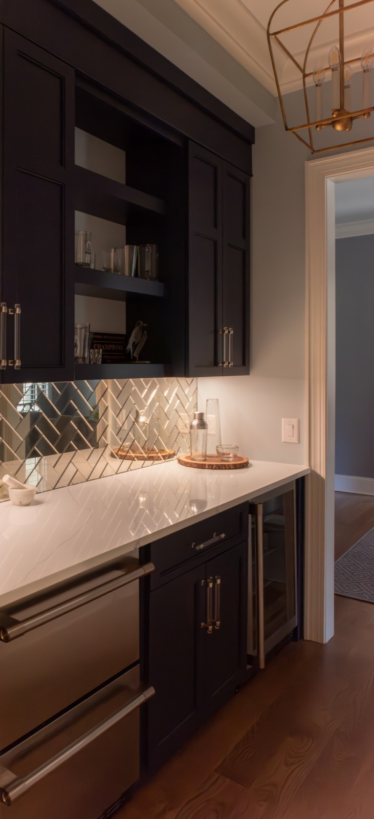 Bar countertop in white quartz with blue veining