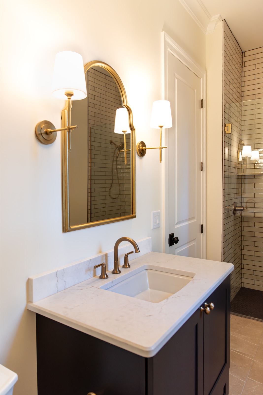 Bathroom vanity in Calacatta Miraggio Cove quartz