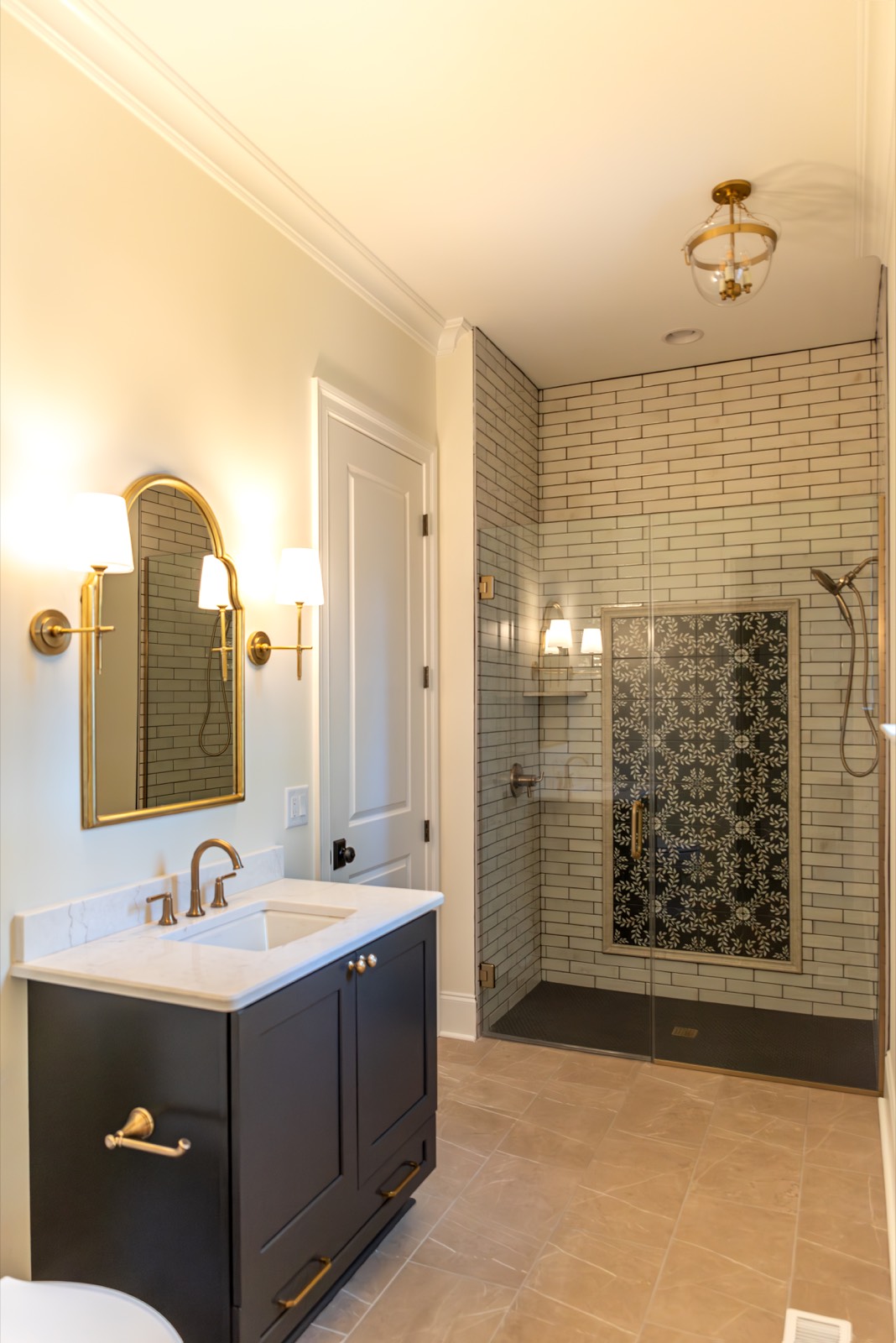 Bathroom vanity in Calacatta Miraggio Cove quartz