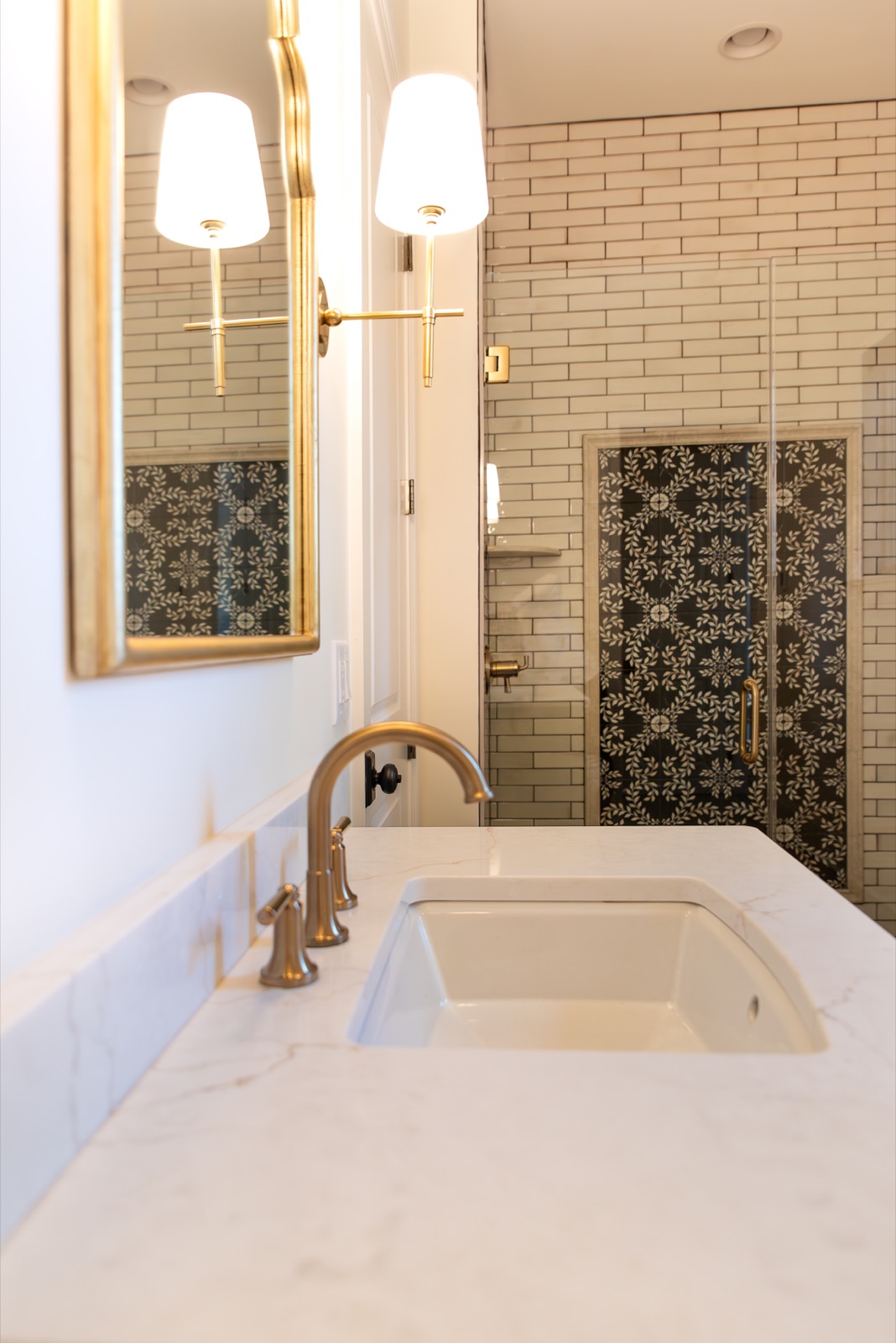 Bathroom vanity in Calacatta Miraggio Cove quartz