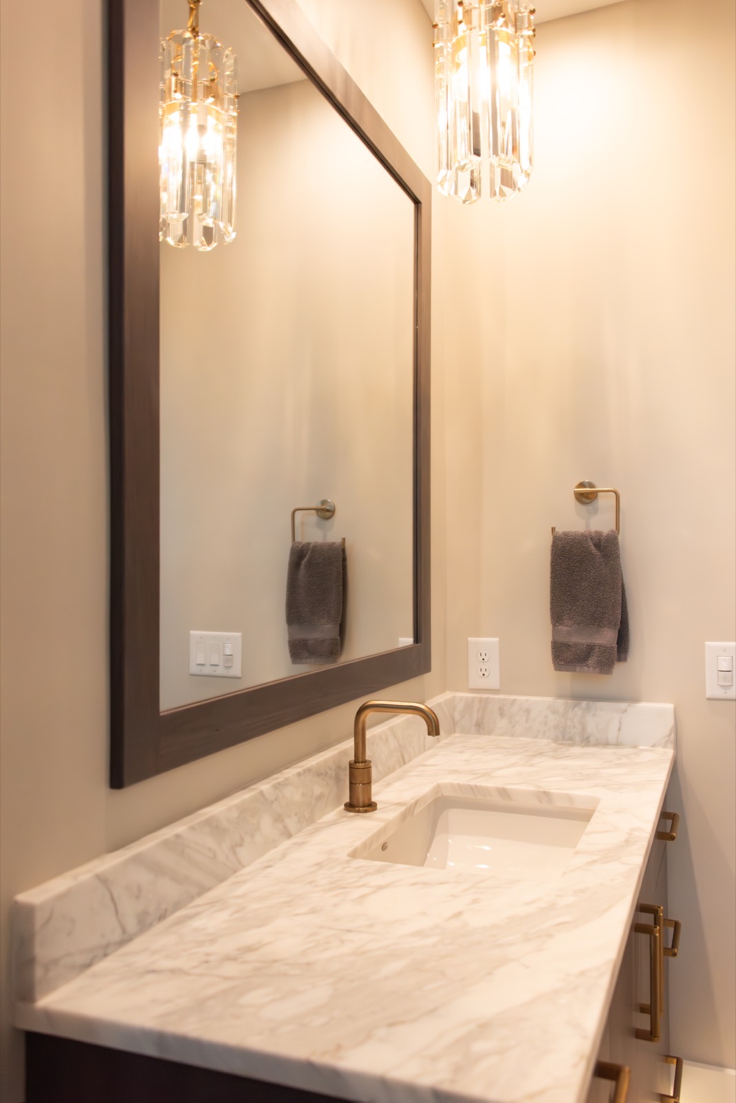 Bathroom countertop in Calacatta Gold marble