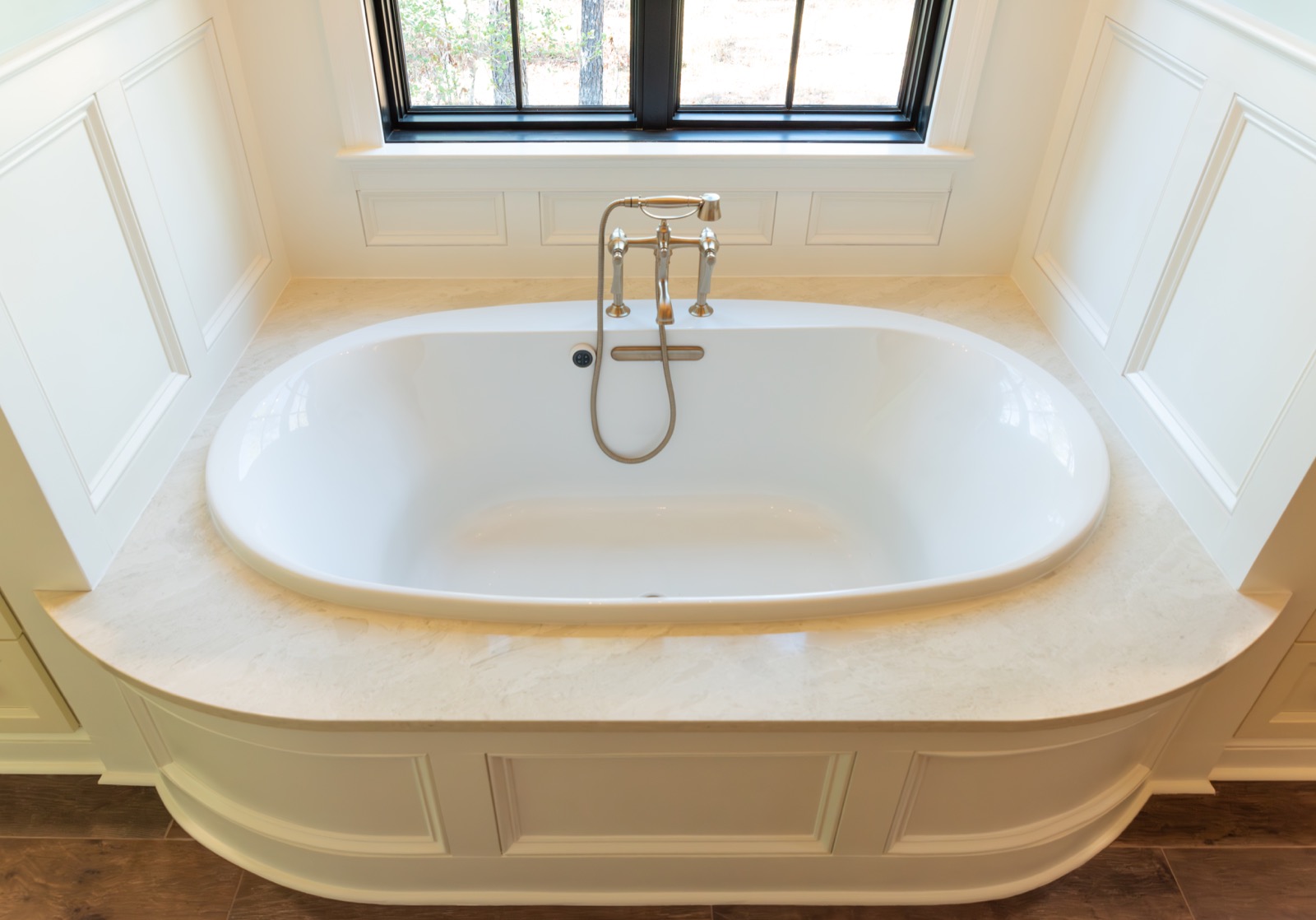 Bathroom tub deck in Madreperola quartz