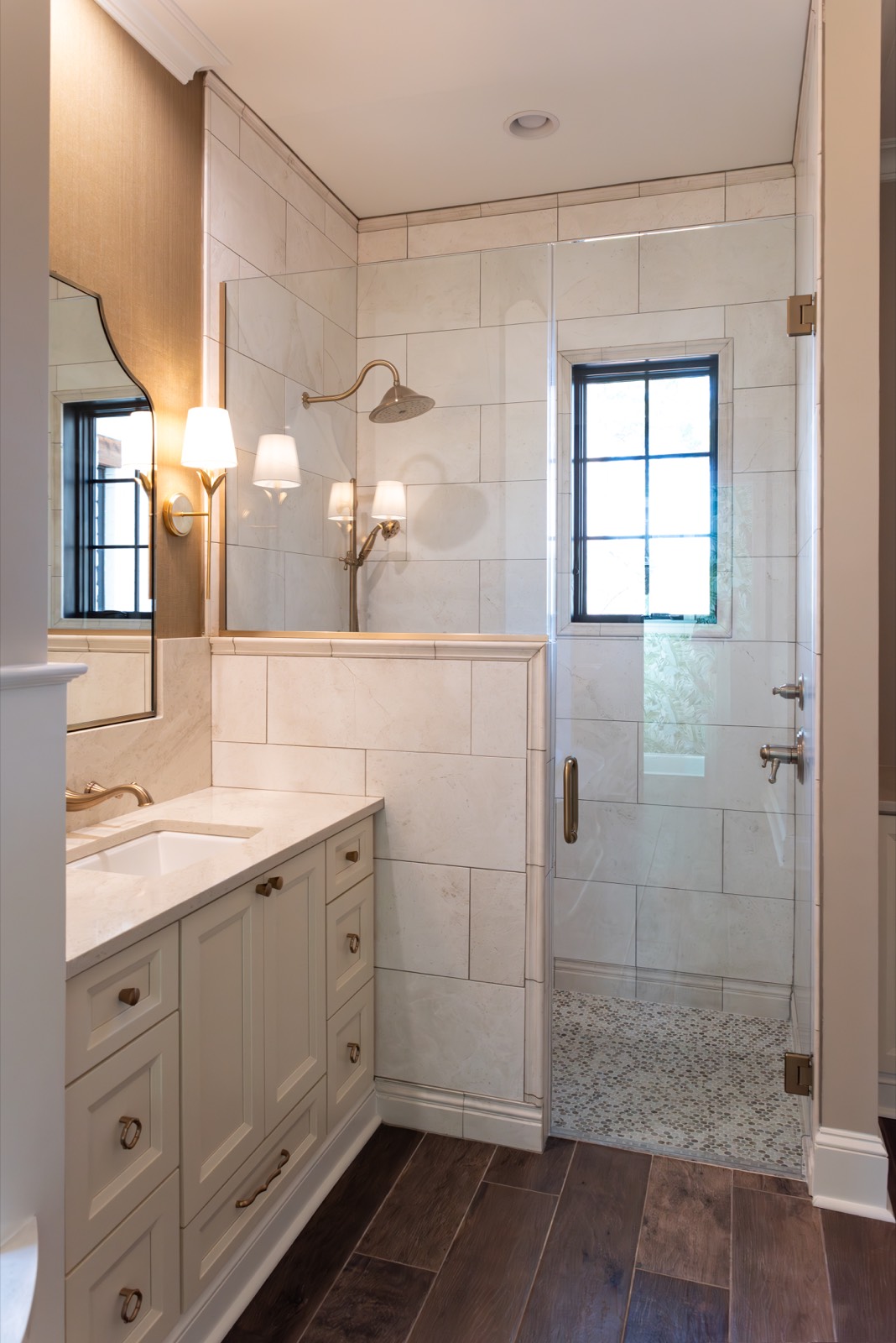 Bathroom vanity in Madreperola quartz