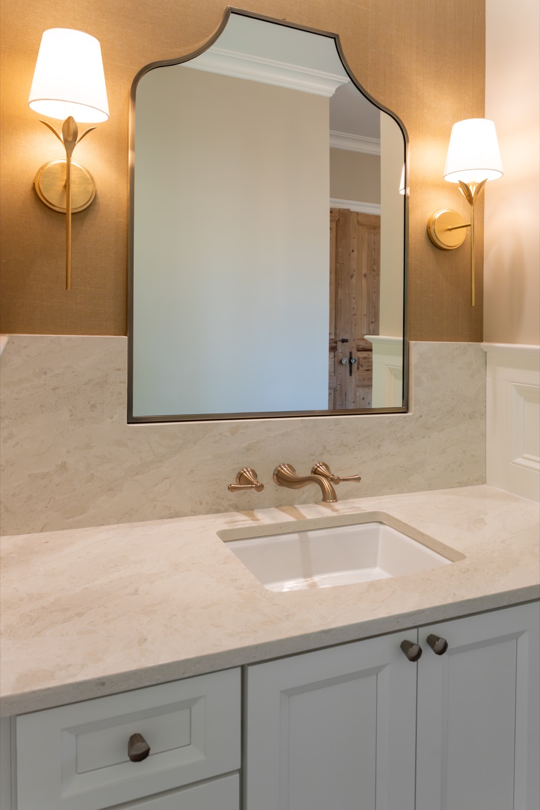 Bathroom vanity in Madreperola quartz