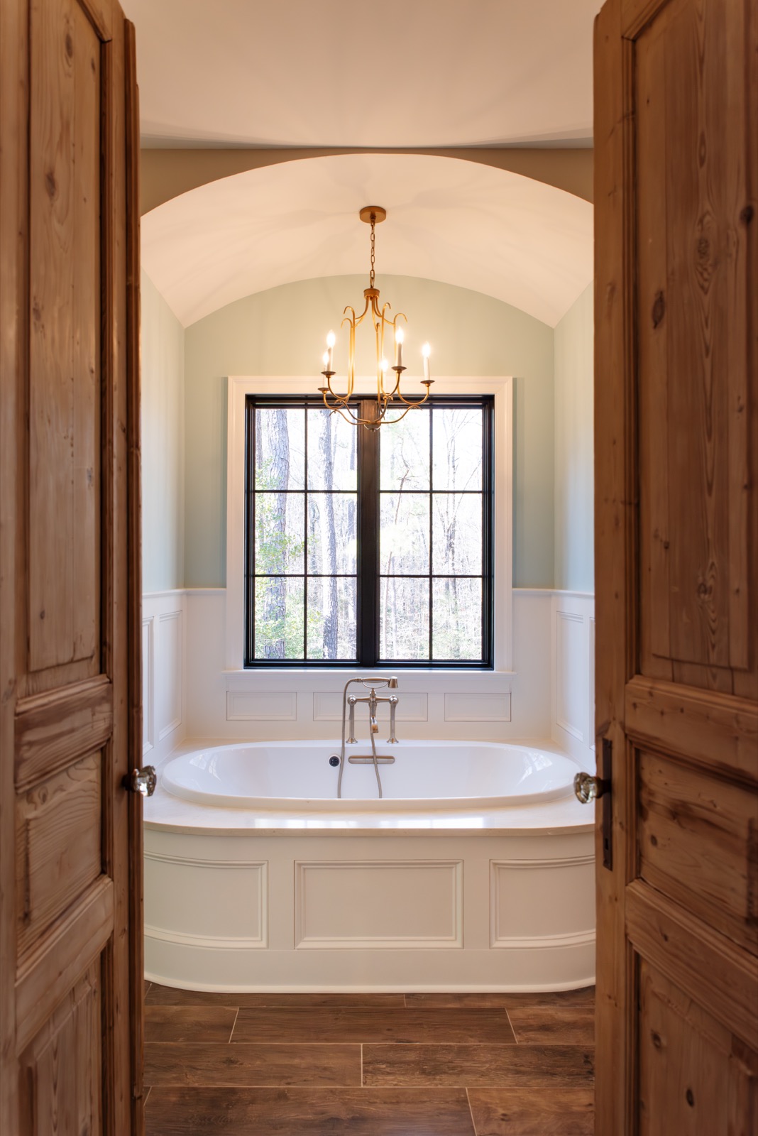 Bathroom tub deck in Madreperola quartz