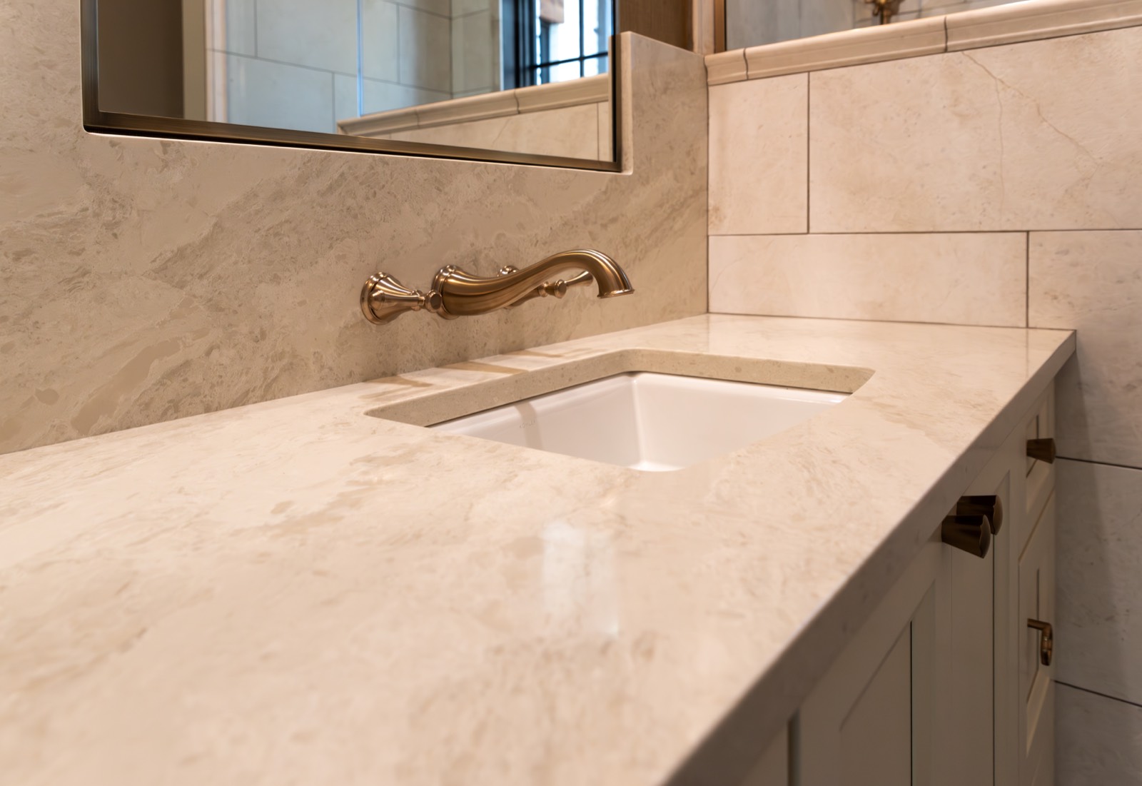 Bathroom vanity in Madreperola quartz