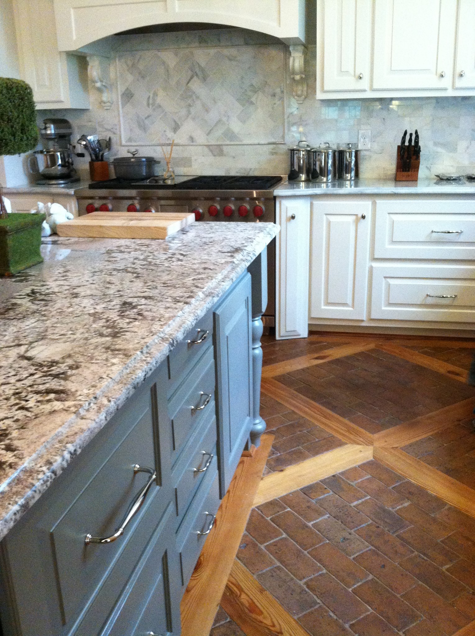 Kitchen with cream granite island