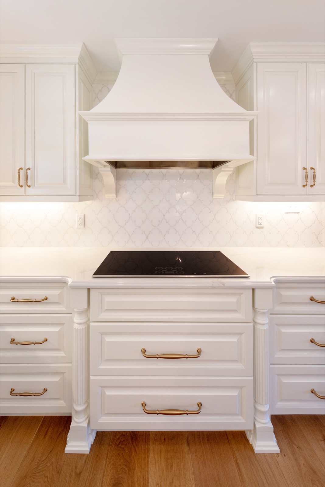 Kitchen range area with Calacatta Gold quartz countertops