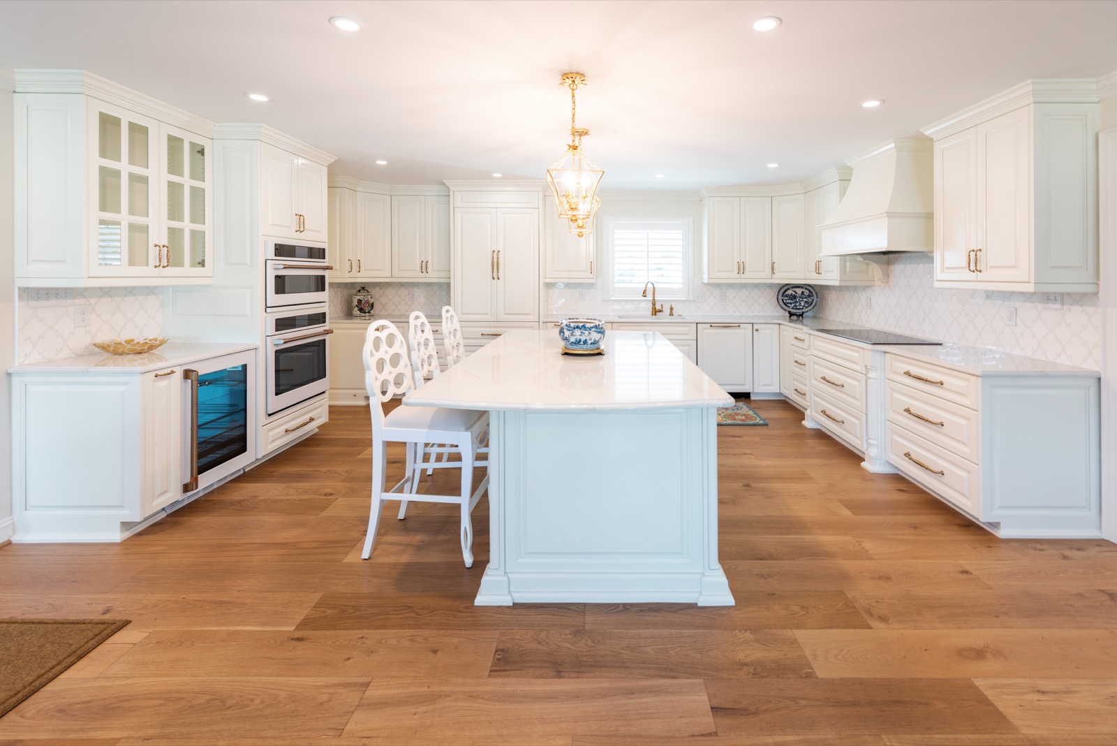 Kitchen island in Calacatta Gold quartz