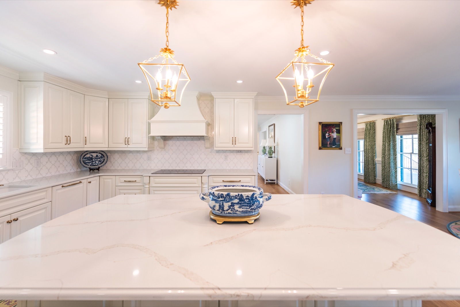 Kitchen island in Calacatta Gold quartz