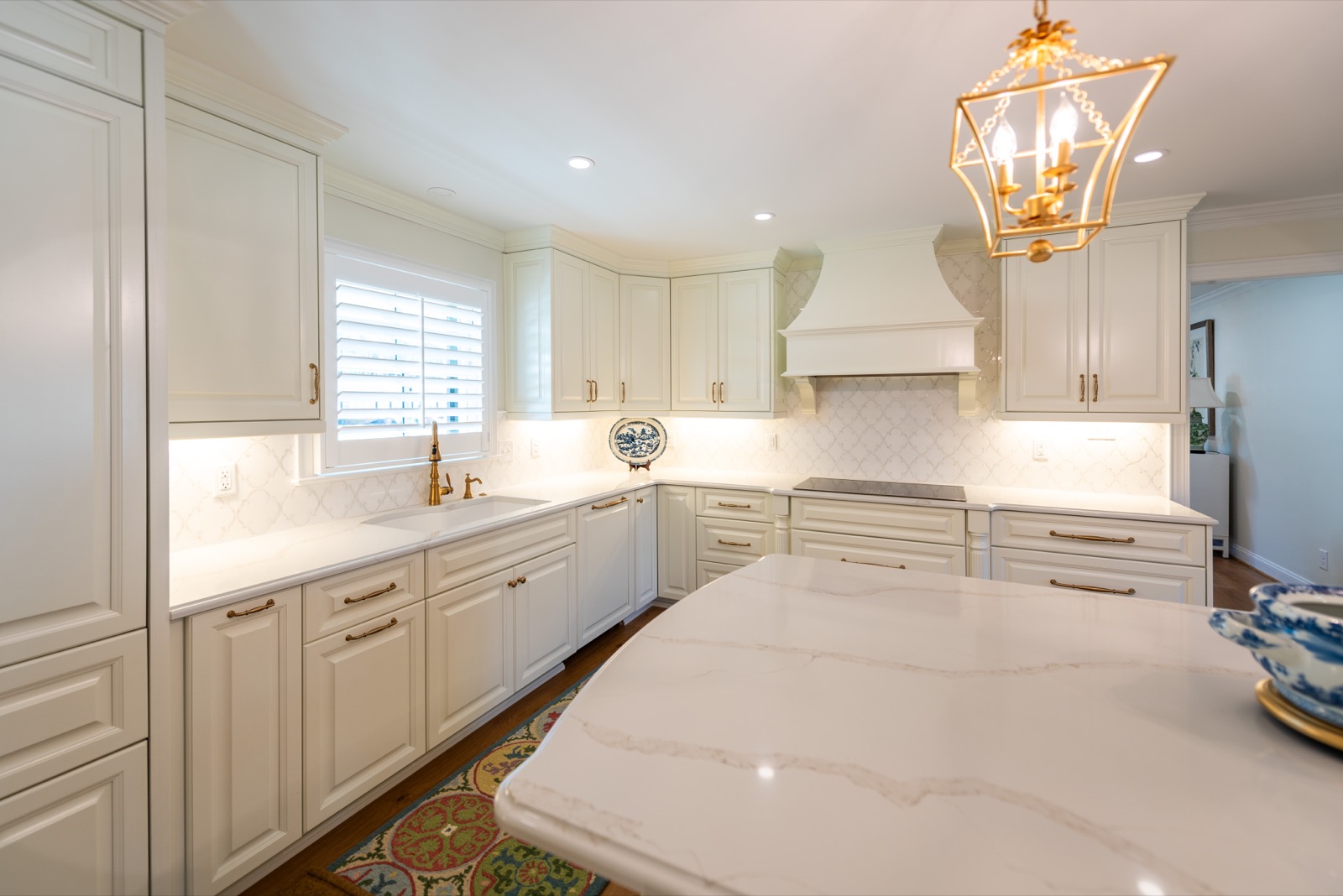 Kitchen island in Calacatta Gold quartz