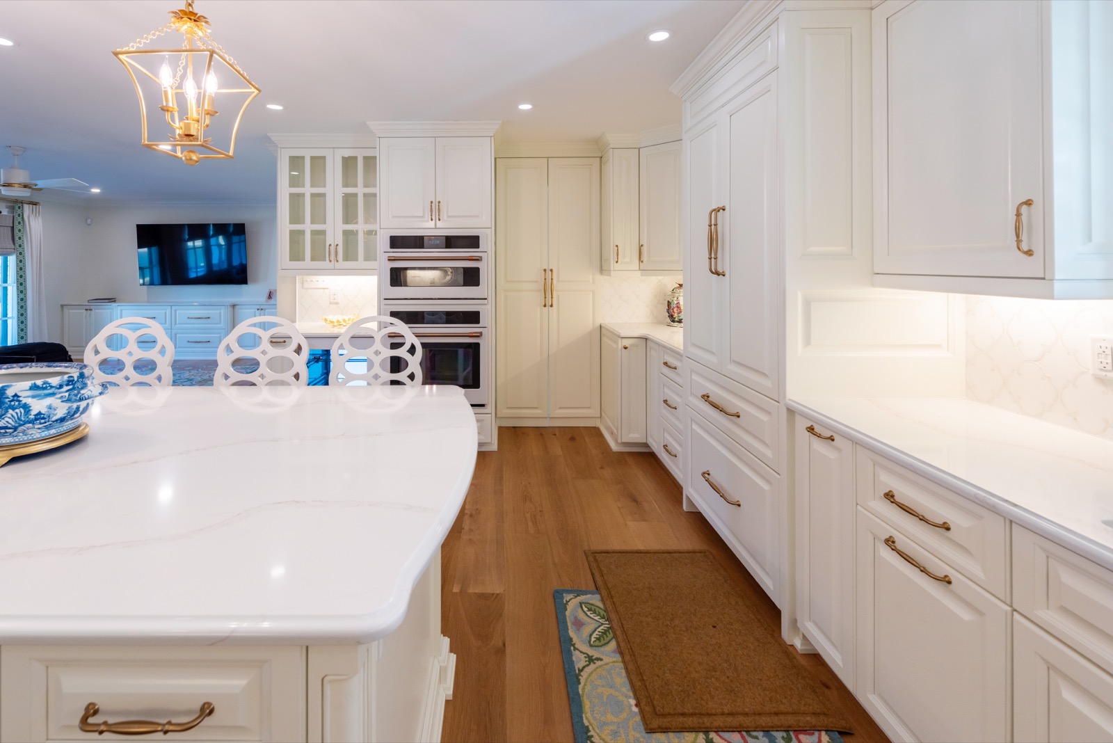 Kitchen island in Calacatta Gold quartz