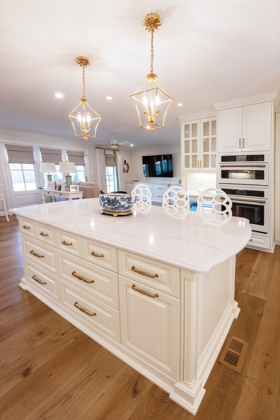 Kitchen island in Calacatta Gold quartz