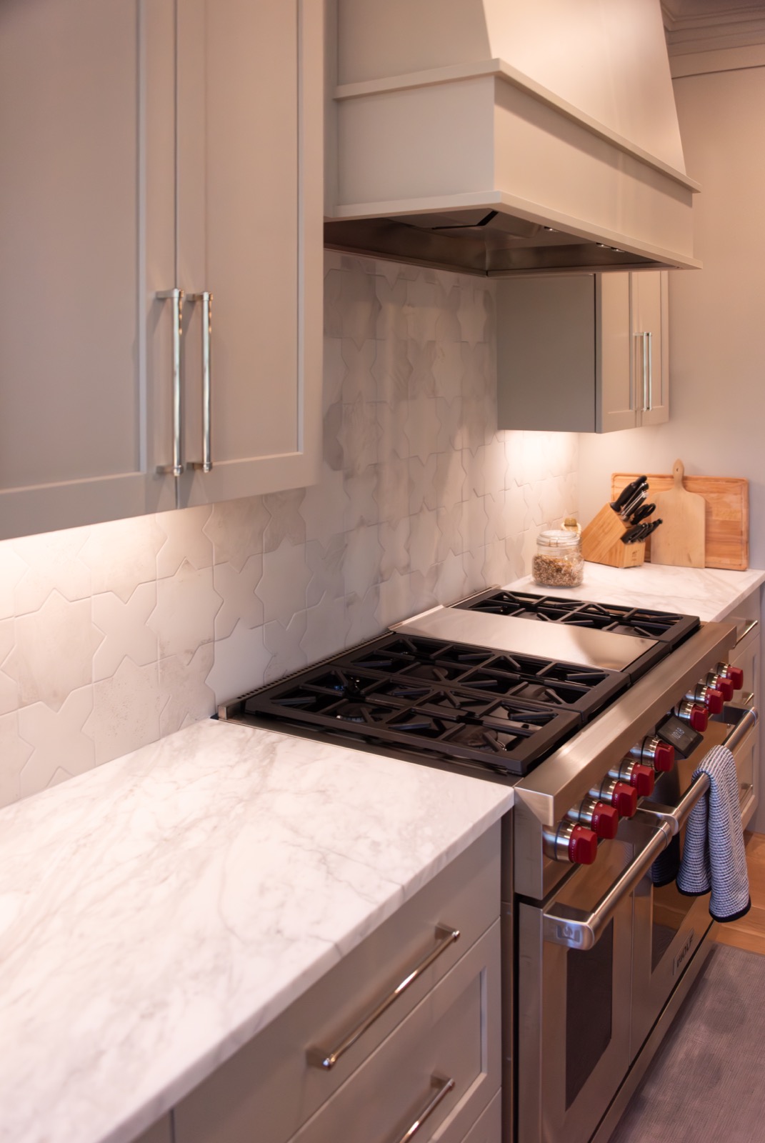 Kitchen island and range area with Calacatta Crema marble countertops