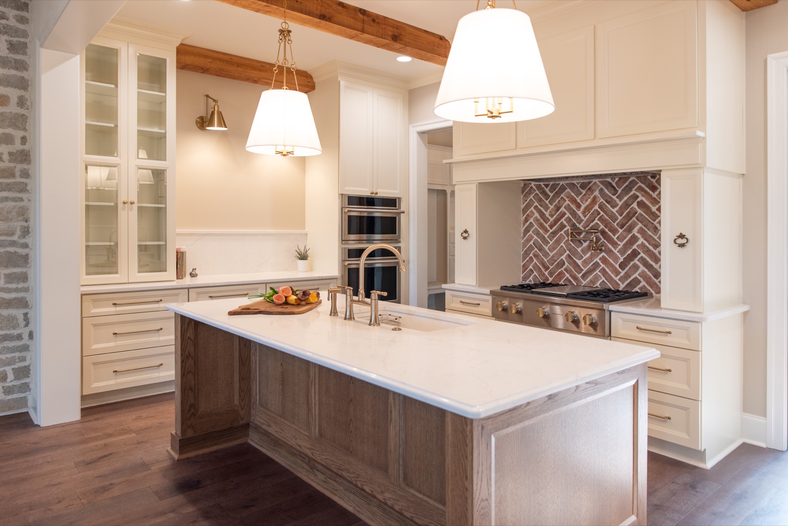 Kitchen island in white and gold quartz