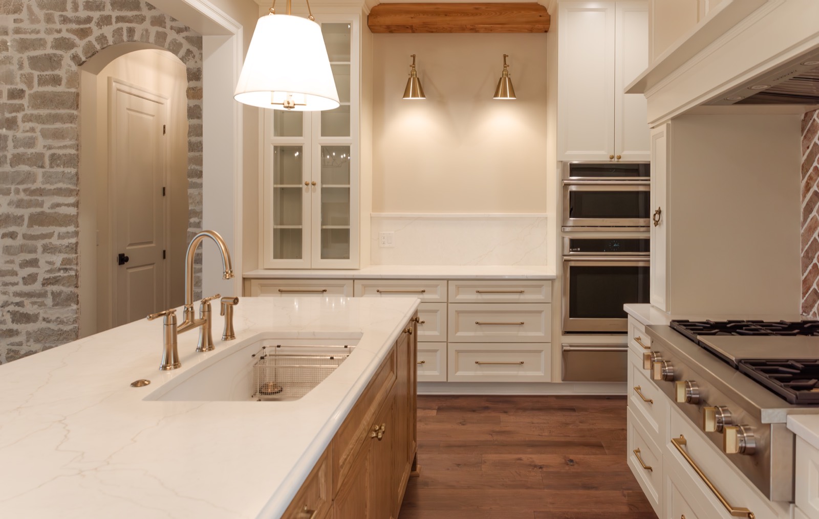 Kitchen island in white and gold quartz