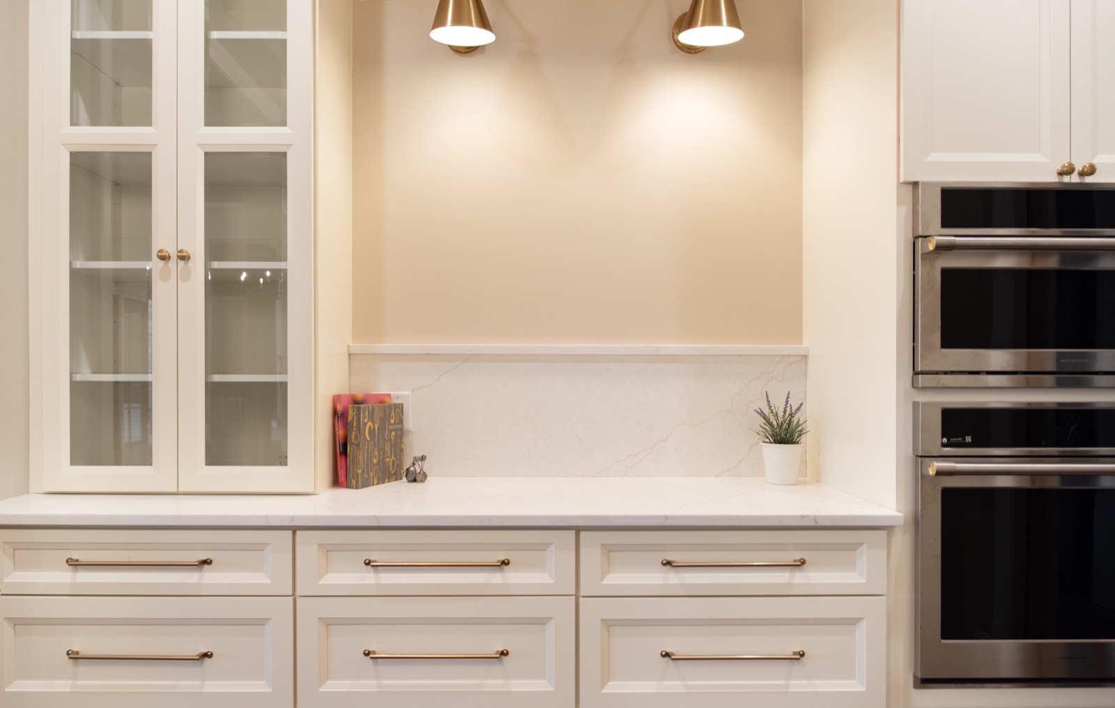 Kitchen countertops in white and gold quartz