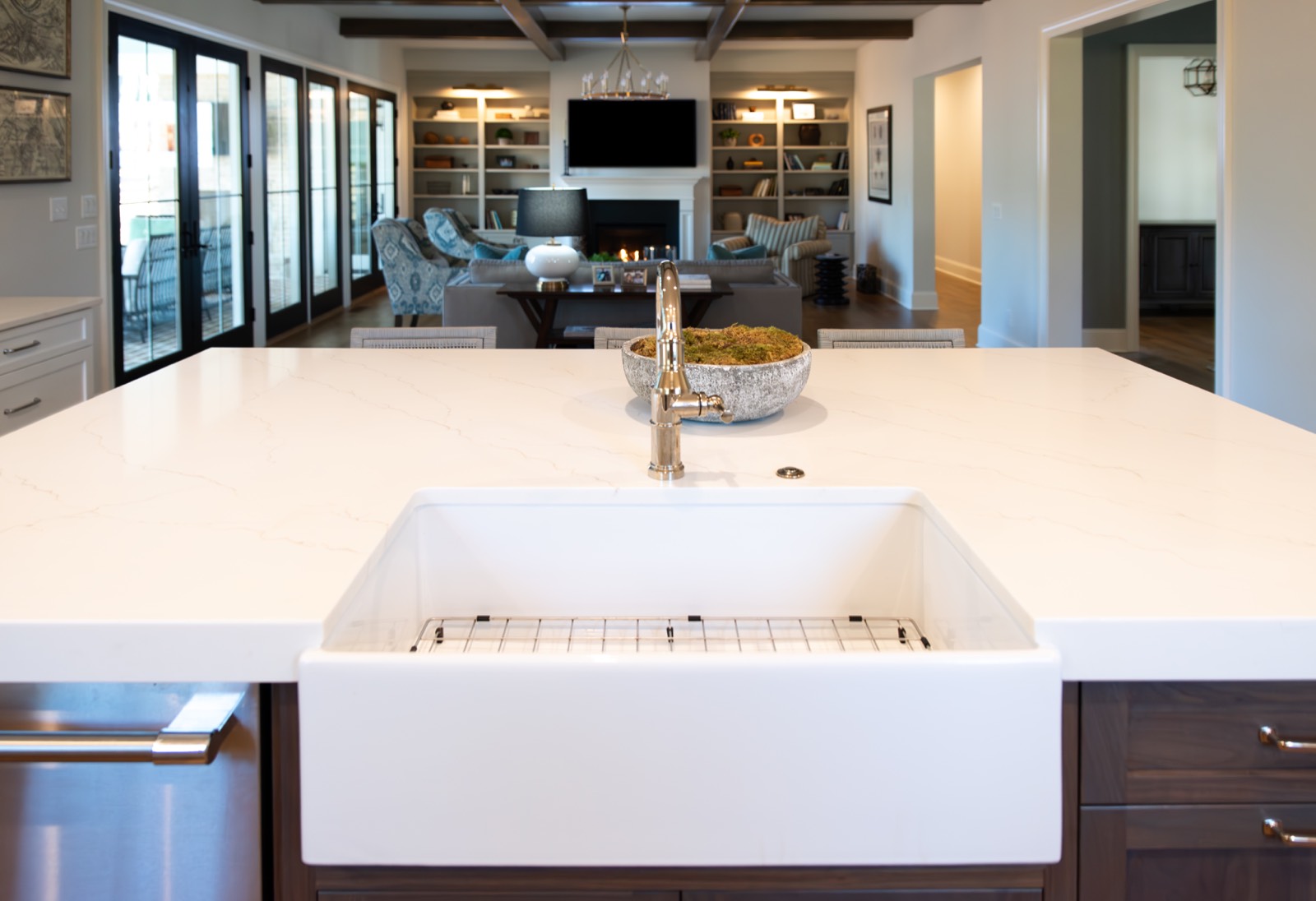 Kitchen island in white and gold quartz