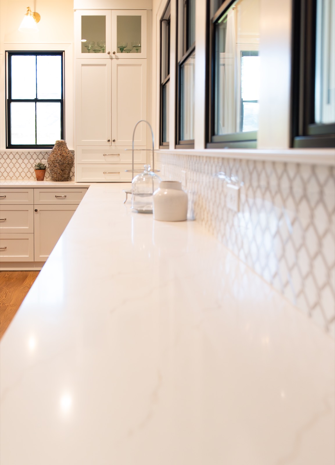Kitchen countertops in white and gold quartz