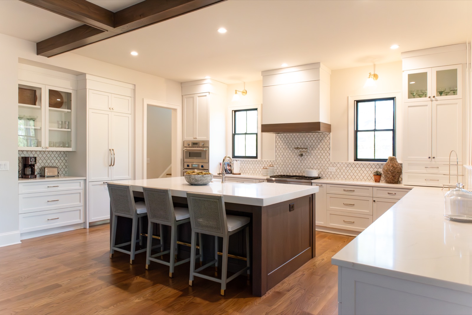 Kitchen island in White quartz