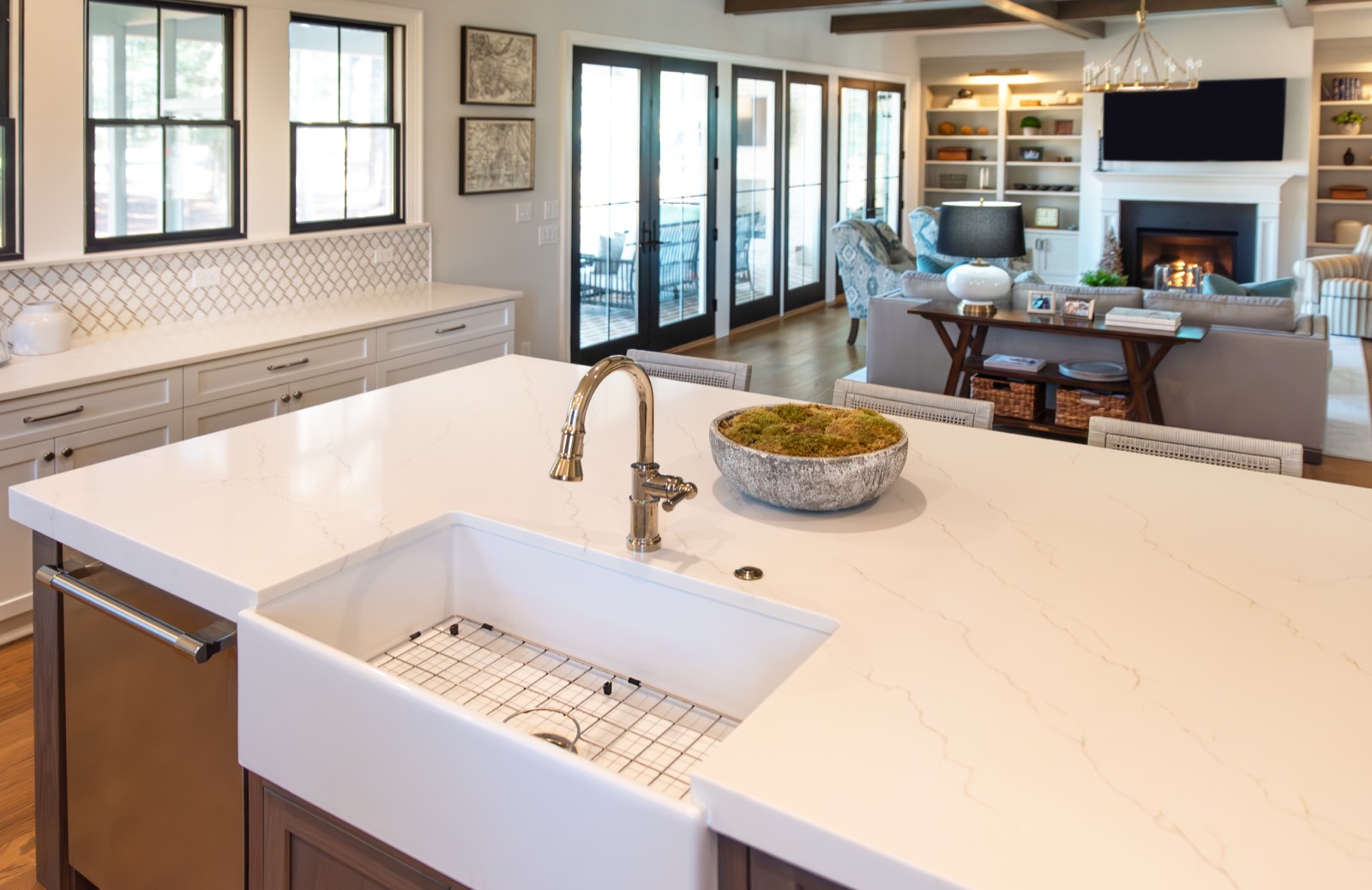 Kitchen island in Gold quartz
