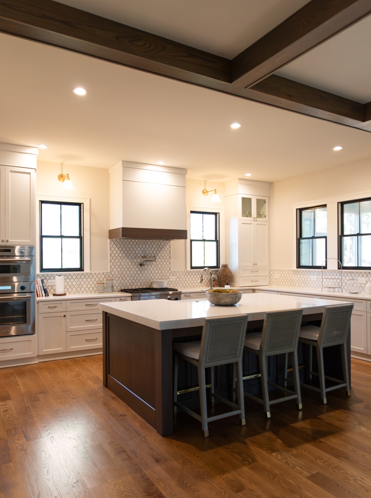 Kitchen island in white and gold quartz