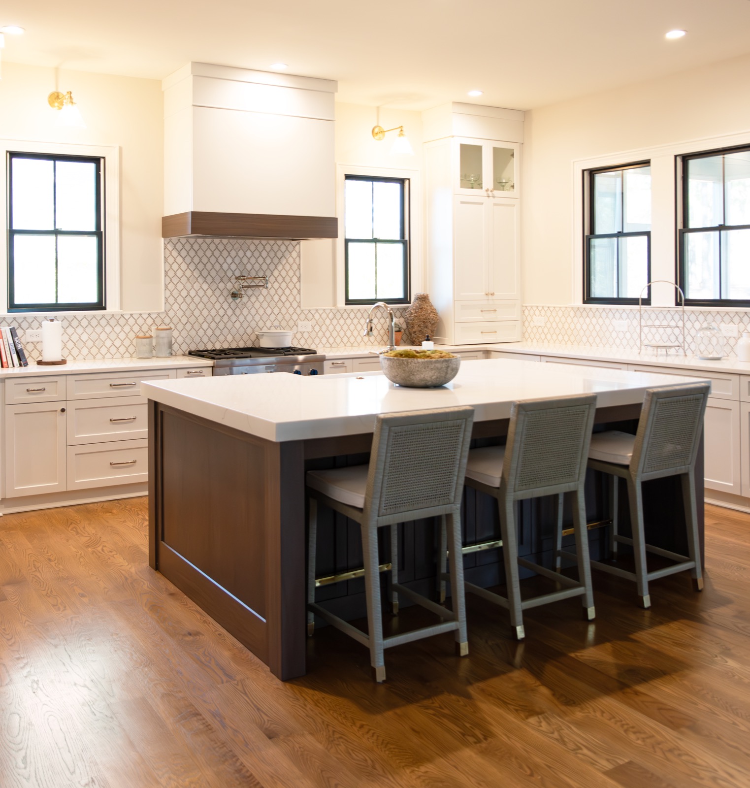 Kitchen island in white and gold quartz